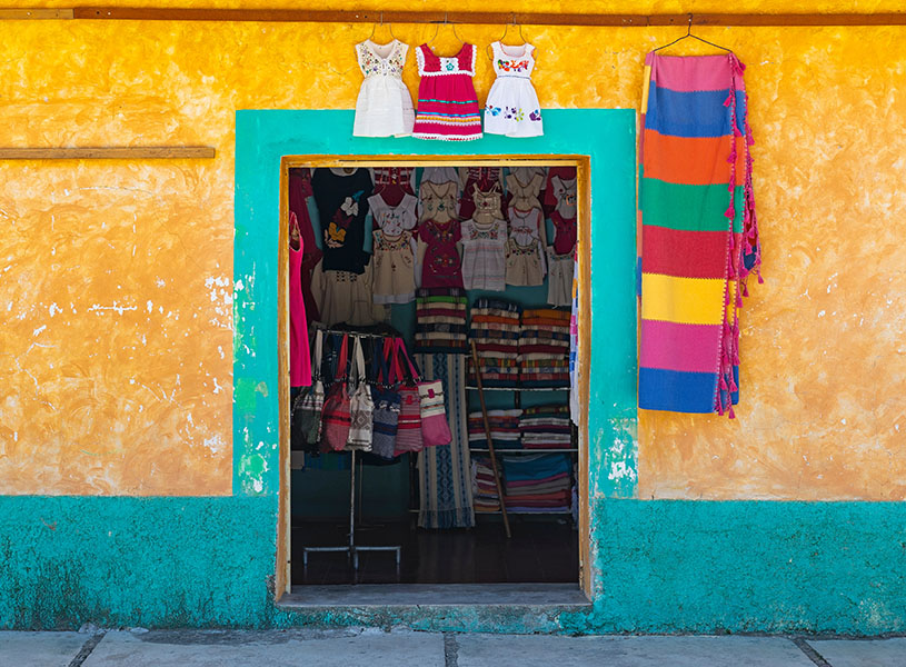 メキシコ、オアハカ州にある、カラフルな外観を持つ、伝統的な先住民族の衣料品店